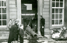 BR_MARKT_STADHUIS_KUNST_019 Het Kanon van Brederode wordt na de restauratie van het stadhuis terug geplaatst; ca. 1958