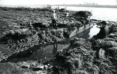 BR_MOLENHAVEN_002 Geul ter afwatering van de achterliggende polders via een sluis op de Brielse Maas; ca. 1950