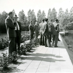 BR_MOLENVEST_045 Een groep mannen bezichtigt het zwembad in het Molenvest; 12 september 1960