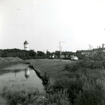 BR_MOOLENWATER_006 Brielle; Kijkje op de bungalows langs het Moolenwater. Op de achtergrond de watertoren, 14 juni 1965