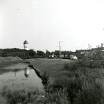BR_MOOLENWATER_006 Kijkje op de bungalows langs het Moolenwater. Op de achtergrond de watertoren; 14 juni 1965