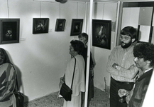 BR_MUSEUM_ACTIVITEITEN_095 Bezoekers bekijken schilderijen op een expositie in het historisch museum; 4 oktober 1984