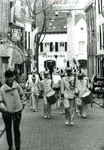 BR_MUZIEK_045 Een straatparade door een fanfare met majorettes; 28 maart 1985