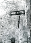BR_NAUWESLOOPJE_001 Straatnaambord van het Nauwe Sloopje; ca. 1960