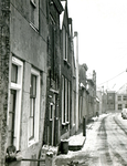 BR_NIEUWSTRAAT_099 Kijkje op de woningen langs de Nieuwstraat richting de Geuzenstraat; 2 maart 1971