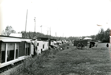BR_OOSTERLANDSEDIJK_002 Plezierboten liggen afgemeerd in een haven langs het Brielse Meer; 18 juli 1972
