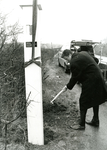 BR_OOSTERLANDSEDIJK_007 Plaatsen van een nieuwe vrijpaal van Brielle langs de Oosterlandsedijk door wethouder A. Mans; ...