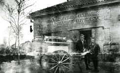 BR_OOSTVOORNSEWEG_001 Dirk en Pie van Rij bij de ijskar van de Zuivel- en ijsfabriek Nieuwe Brielsche; 1929