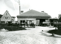 BR_OOSTVOORNSEWEG_011 De melkfabriek, afgebroken omstreeks 1937, waarna het woonhuis werd bewoond door C. Jansen en ...