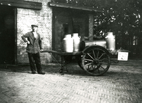 BR_OOSTVOORNSEWEG_012 W.I. van Rij bij melkbussen op een kar bij de Zuivel- en ijsfabriek Nieuwe Brielsche; ca. 1920