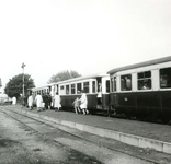 BR_OOSTVOORNSEWEG_026 Passagiers verlaten de tram bij het station van Brielle; 23 september 1965