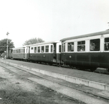 BR_OOSTVOORNSEWEG_027 Passagiers verlaten de tram bij het station van Brielle; 23 september 1965
