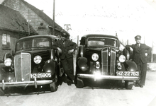 BR_OV_BUSSEN_008 Openbaar vervoer per luxe auto, de HZ 25905 met chauffeur J. de Kruis en de HZ 22773 met M. Lugtenburg; 1935