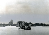 BR_OV_VEERBOTEN_015 De Kabelmotorveerpont no. 1, die een dienst tussen Brielle en Rozenburg onderhield. Op de pont de ...