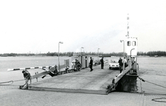 BR_OV_VEERBOTEN_036 De Kabelmotorveerpont no. 1, die een dienst tussen Brielle en Rozenburg onderhield; April 1970