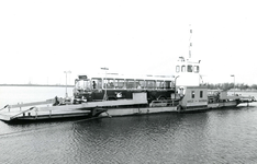 BR_OV_VEERBOTEN_037 De Kabelmotorveerpont no. 1, die een dienst tussen Brielle en Rozenburg onderhield. Aan boord een ...