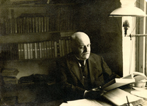 BR_PERS_BEEN_007 Archivaris Johan Been op zijn werkkamer; ca. 1920