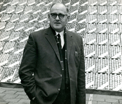 BR_PERS_TILBURG_001 De heer van Tilburg bij het Veilinggebouw; 12 december 1962