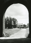 BR_POORTEN_KAAIPOORT_004 Kijkje op het Egter van Wissekerkeplein, gezien vanuit de Kaaipoort; ca. 1955