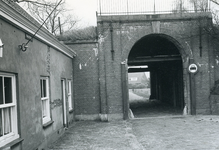 BR_POORTEN_KAAIPOORT_008 De Kaaipoort, vlak voor de restauratie, gezien vanaf de Kaaistraat. Met houten palen voor het ...