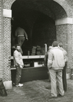 BR_POORTEN_KAAIPOORT_020 Het plaatsen van de vloedplanken in de Kaaipoort, die bewaard worden onder een overkapping ...