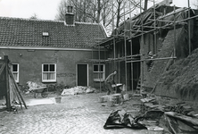 BR_POORTEN_KAAIPOORT_026 De Kaaipoort en de woning Kaaistraat 27 tijdens de restauratie; ca. 1971