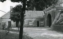 BR_POORTEN_KAAIPOORT_027 De Kaaipoort en de woning Kaaistraat 27 na de restauratie; ca. 1972