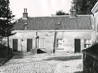 BR_POORTEN_KAAIPOORT_028 De Kaaipoort en de woning Kaaistraat 27 na de restauratie; 1973