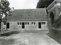 BR_POORTEN_KAAIPOORT_029 De Kaaipoort en de woning Kaaistraat 27 na de restauratie; 1973