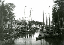 BR_POORTEN_WATERPOORT_018 Het Noord Spui met vissersschepen, op de achtergrond de Poortwachterswoning; ca. 1920