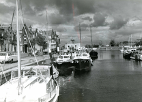 BR_POORTEN_WATERPOORT_022 Het Noord Spui met plezierjachten, op de achtergrond de Poortwachterswoning; ca. 1970