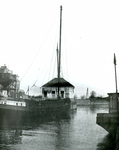 BR_POORTEN_WATERPOORT_027 Een binnenvaartschip en de Poortwachterswoning; ca. 1965