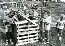 BR_PRIKKEVEST_011 Speelstad op het Prikkevest met als thema 'Kasteel Prikkeburcht'. Huttenbouwen; 28 augustus 1991