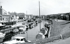 BR_SCHARLOO_043 Kijkje op de het Scharloo en de Turfkade. In de haven liggen plezierschepen; 1968