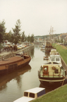 BR_SCHARLOO_054 Kijkje op de plezierschepen in de Zuidspui; Augustus 1977