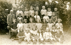 BR_SCHOLEN_BIJBEL_001 Klassenfoto van de school met de Bijbel aan de Schoolstraat. Voorste rij: Sjaan van Rij v/d ...