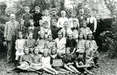 BR_SCHOLEN_BIJBEL_002 Klassenfoto van de school met de Bijbel aan de Schoolstraat. Bovenste: Piet v/d Poel, Piet ...