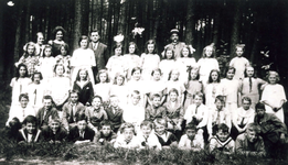 BR_SCHOLEN_BIJBEL_004 Klassenfoto van de school met de Bijbel aan de Schoolstraat, schoolreisje naar Mastbos Breda. ...