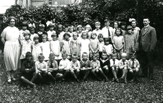 BR_SCHOLEN_BIJBEL_005 Klassenfoto van de school met de Bijbel aan de Schoolstraat. Achterste rij: onbekend, onbekend, ...