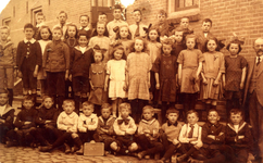 BR_SCHOLEN_BIJBEL_007 Klassenfoto van de school met de Bijbel aan de Schoolstraat. Vierde rij: Gerrit van Rijd, Pauw ...