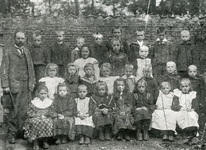 BR_SCHOLEN_CLS_002 Klassenfoto van de Christelijke Lagere School aan de Boterstraat. Leraar dhr. Lampe; ca. 1914