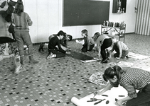 BR_SPORT_015 Leerlingen nemen deel aan een workshop van het scapino ballet; ca. 1990