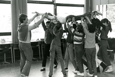 BR_SPORT_016 Leerlingen nemen deel aan een workshop van het scapino ballet; ca. 1990