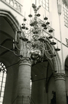BR_STCATHARIJNE_INTERIEUR_033 Het interieur van de St. Catharijnekerk, de zijbeuk. De kroonluchter; ca. 1965