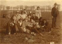 BR_VERENIGINGEN_BRINIO_024 De leden van Gymnastiekvereniging Brinio op het sportveld aan de Welleweg. Op de voorgrond: ...