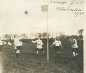 BR_VERENIGINGEN_BRINIO_025 Wedstrijd van Gymnastiekvereniging Brinio tegen GSV op het sportveld aan de Welleweg; 1922