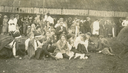 BR_VERENIGINGEN_BRINIO_026 De leden van Gymnastiekvereniging Brinio op het sportveld in Maassluis (?). Voorgrond: Klaas ...