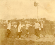 BR_VERENIGINGEN_BRINIO_034 Wedstrijd van Gymnastiekvereniging Brinio op het sportveld aan de Welleweg; 1922