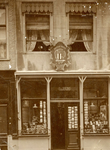 BR_VOORSTRAAT_026 De winkel van J. v/d Berg (voorheen Jautze), in het vroegere woonhuis van Johan Been; ca. 1910