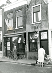 BR_VOORSTRAAT_480 Een supermarkt gevestigd in twee historische panden langs de Voorstraat. Rechts een gevelsteen van ...